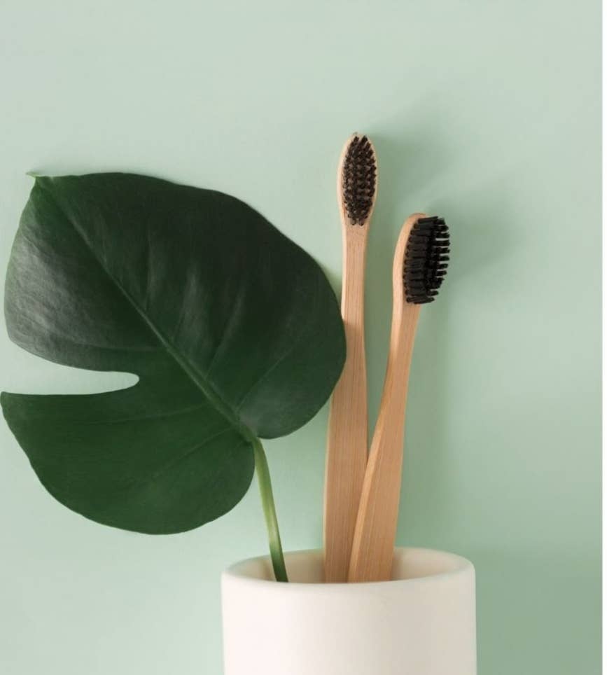 Brosse à dents en bambou infusée au charbon de bambou