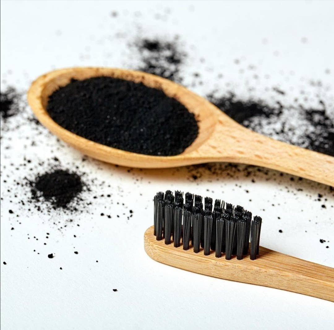 Brosse à dents en bambou infusée au charbon de bambou