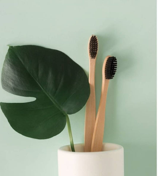 Brosse à dents en bambou infusée au charbon de bambou